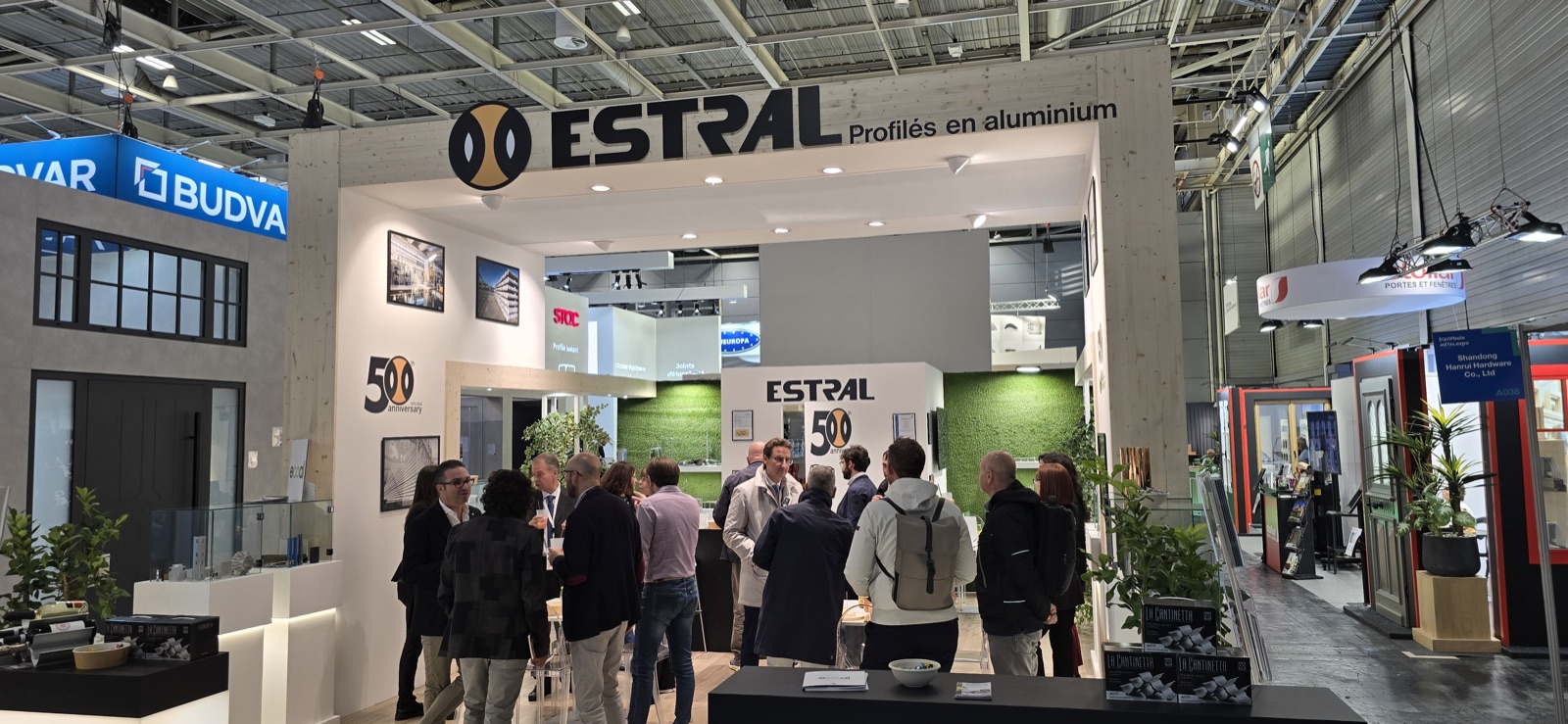 Aperitivo Estral sur le stand Batimat 2024 — 50 ans d'Estral